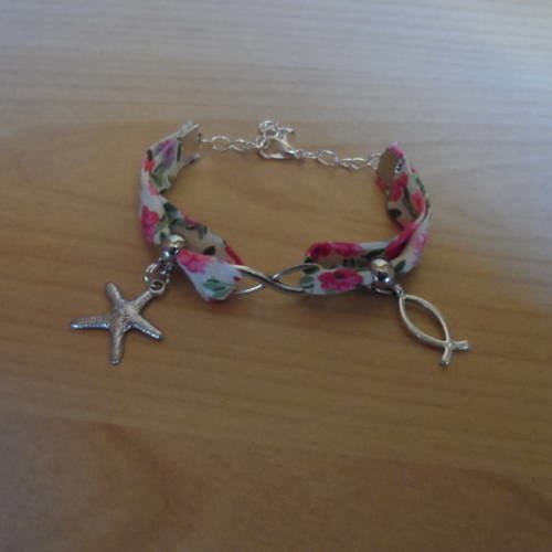 N°81 bracelet en tissu coton fond blanc à fleurs roses breloques un poisson une étoile de mer n°9 