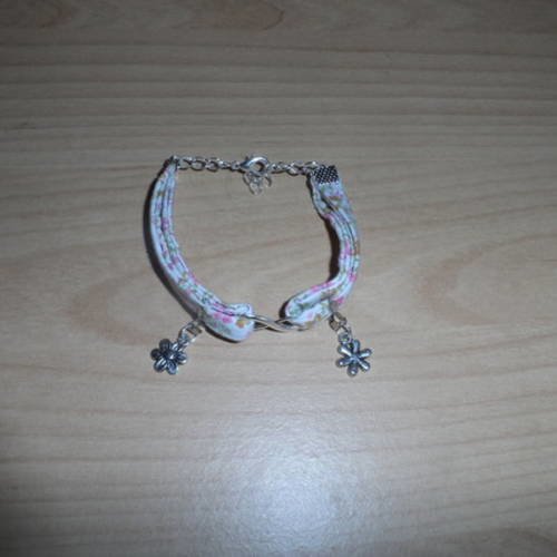 N°81 bracelet  en tissu  fond blanc à fleurs  roses  et breloques fleurs n°5