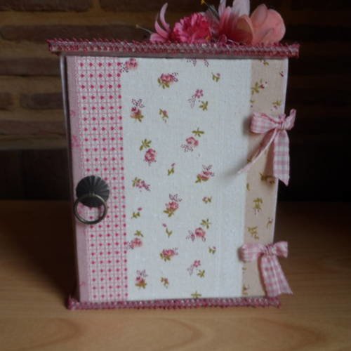 N°91 armoire boite à clefs  romantique rose en carton rigide recouvert de tissu 
