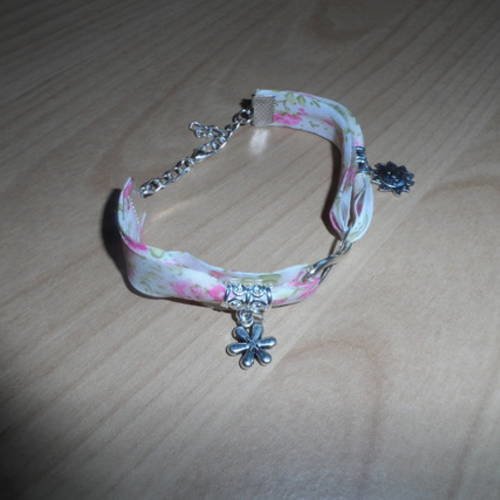 N°81 bracelet  en tissu  fond blanc à fleurs roses  et breloques  un soleil et une fleur n°4