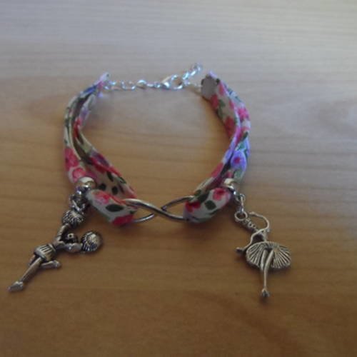 N°81 bracelet  en tissu  fond blanc à fleurs roses  et breloques  une danseuse et une pompon girl n°3