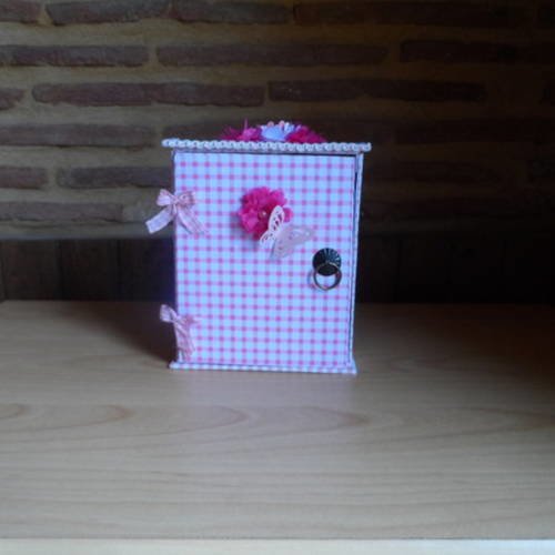 N°91 armoire boite à clefs  romantique rose en carton rigide recouvert de papier 