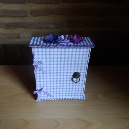 N°91 armoire boite à clefs  romantique violette en carton rigide recouvert de papier 