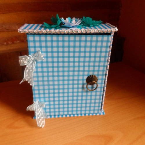 N°91 armoire boite à clefs  romantique bleue en carton rigide recouvert de papier 