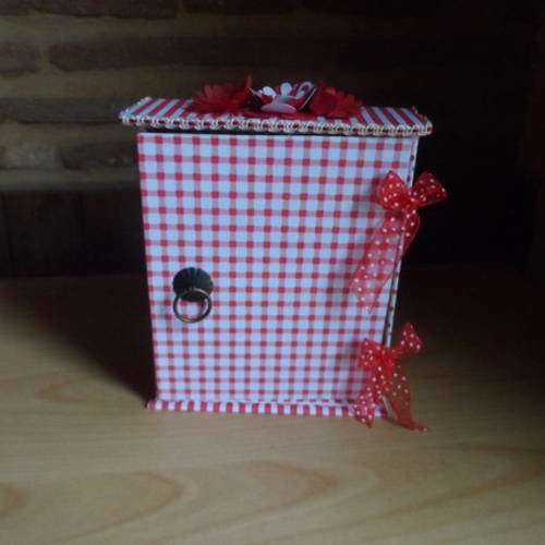 N°91 armoire boite à clefs  romantique rouge en carton rigide recouvert de papier 