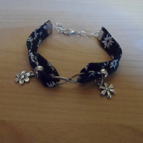 N°81 bracelet  en tissu  fond bleu marine  à fleurs blanches  et breloques   fleurs n°1