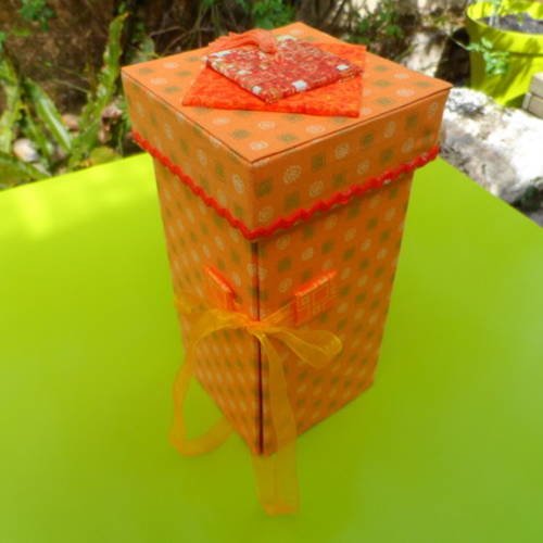 N°94 boite à échelle à quatre casiers recouverte de tissu  orange 