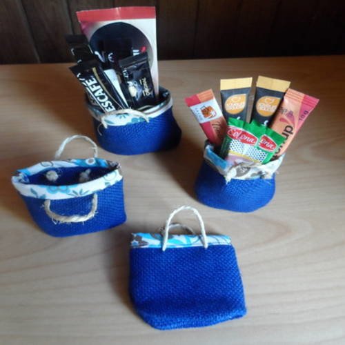 N°92 petit sac cabas en toile de jute bleu marine   bordure tissu fond crème fleurs bleu et chocolat 