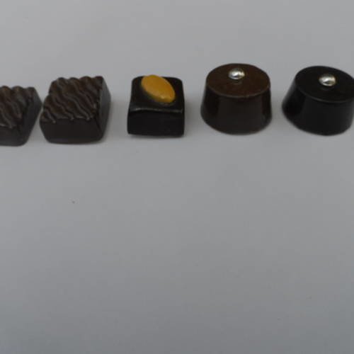 Lot de cinq aimants en plâtre  en forme de 5 friandises chocolats 