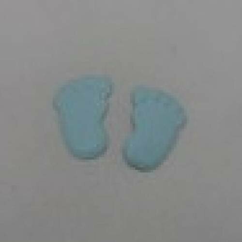 N°7 d'une paire de pieds    en papier   bleu    découpage et gaufrage 