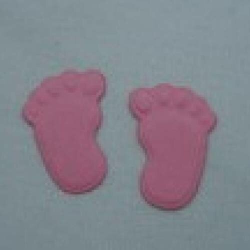 N°7 d'une paire de pieds  en papier   rose foncé    découpage et gaufrage 