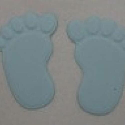 N°8 d'une paire de pieds  en papier bleu ciel    découpage et gaufrage 