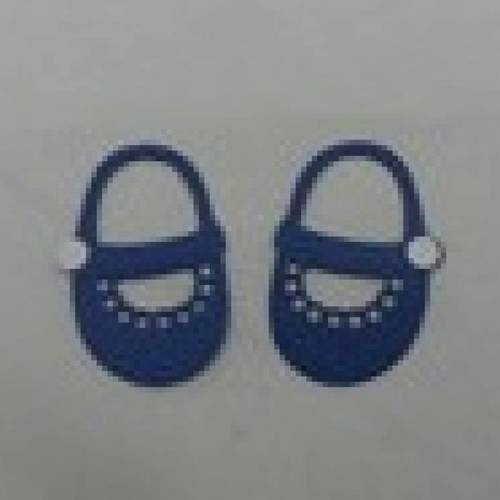 N°9 d'une paire de chaussure fille bleu  marine  avec bouton rond blanc  découpage et gaufrage fin