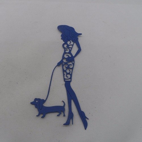 N°895  d'une femme avec un chien teckel  en papier bleu marine   découpage fin