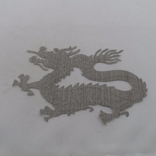 N°899  d'un dragon  en papier  tapisserie gris avec quelques paillettes   découpage  fin et gaufrage