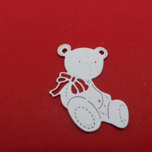 N°665 adorable petit ourson   en papier blanc  découpage fin et gaufrage