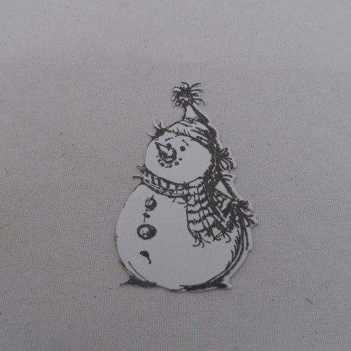 N°908  bonhomme de neige avec chapeau écharpe fait avec un tampon en papier  blanc découpage