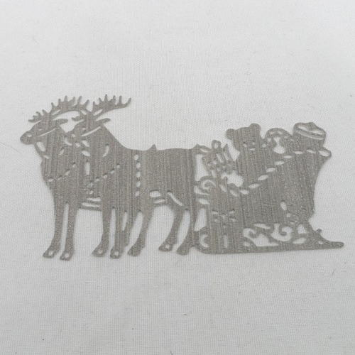 N°595 traîneau du père noël  avec deux rennes et cadeaux  en papier tapisserie gris avec quelques paillettes découpage  fin