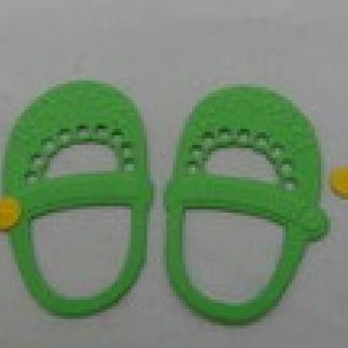 N°9 d'une paire de chaussure fille vert avec bouton rond jaune  découpage et gaufrage fin