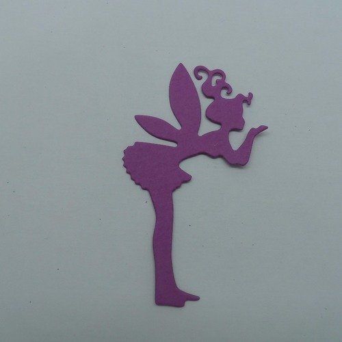 N°583 une petite "fée papillon"  qui envoi un bisou en papier violet prune  découpage