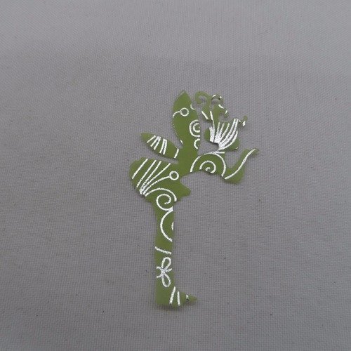 N°583 une petite "fée papillon"  qui envoi un bisou en papier style calque vert  à motifs argentés  découpage