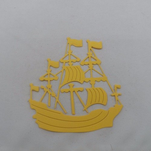 N°917  bateau 3 mats  en papier jaune   découpage  fin et gaufrage