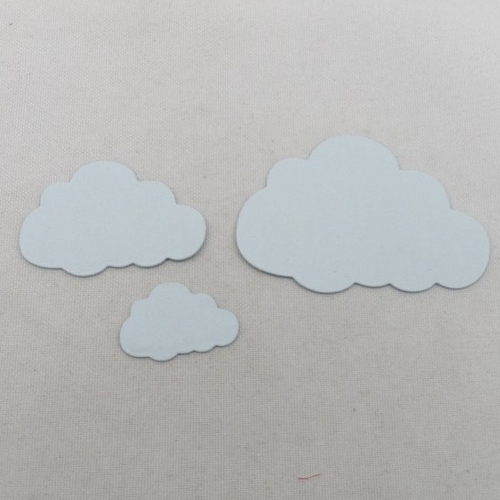 N°921  lot de trois petits nuages  en papier bleu très pale  découpage