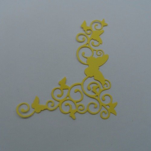 N°925 coin papillons avec des arabesques  en papier jaune    découpage fin