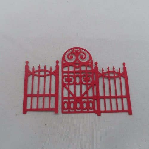 N°61 une grille portail en deux morceaux  en papier  rouge n°1 découpage fin