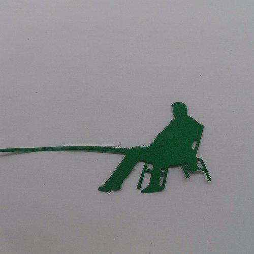 N°494 d'un pêcheur assis  en papier vert foncé découpage fin 