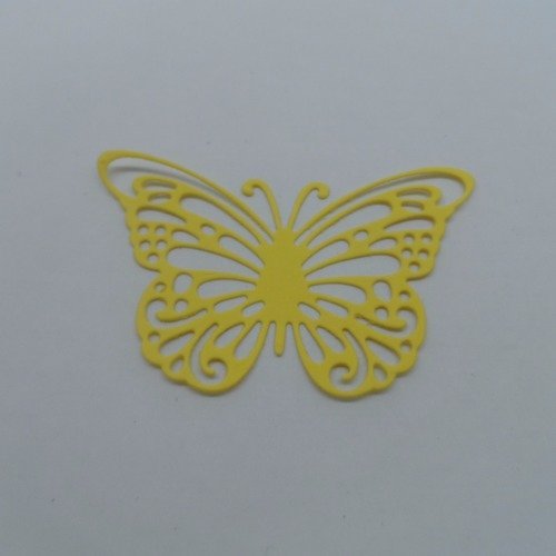 N°932  papillon en papier jaune    découpage fin
