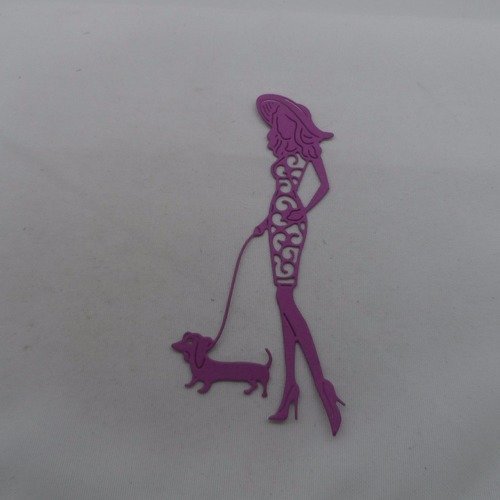 N°895  d'une femme avec un chien teckel  en papier  violet   découpage fin