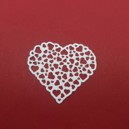 N°628 d'un  cœur rempli de petits cœurs évidés en papier blanc  découpage fin 