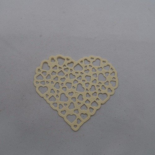 N°628 d'un  cœur rempli de petits cœurs évidés en papier ivoire  découpage fin 