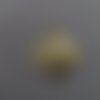 N°588 une jolie boule de noël en papier doré brillant  gaufrage et  découpage fin