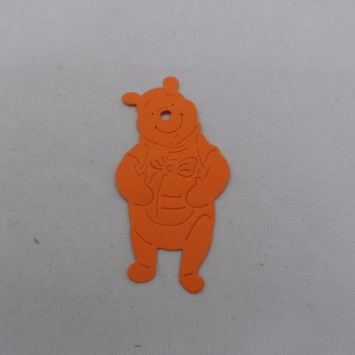 N°942 de winnie l' ourson avec un cadeaux en papier orange découpage  fin