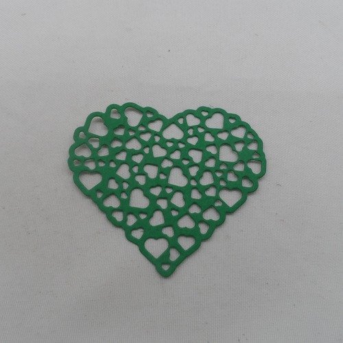 N°628 d'un  cœur rempli de petits cœurs évidés en papier vert foncé découpage fin 
