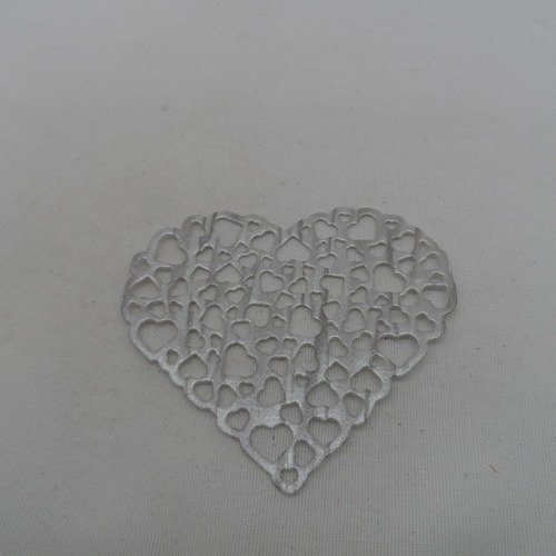 N°628 d'un  cœur rempli de petits cœurs évidés en papier tapisserie argenté découpage fin 
