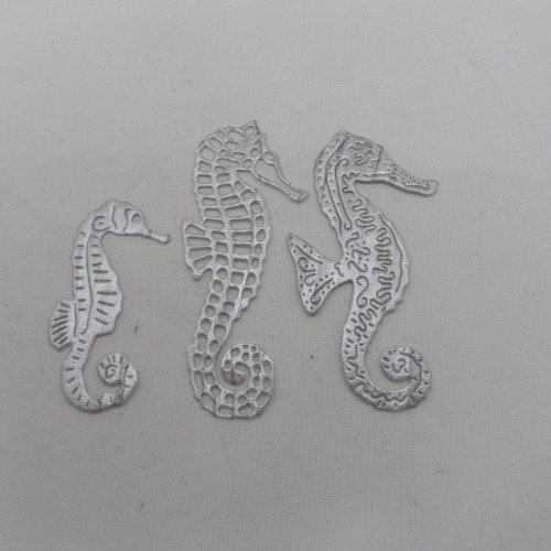 N°916 lot de trois  hippocampes  différents en papier tapisserie argenté découpage