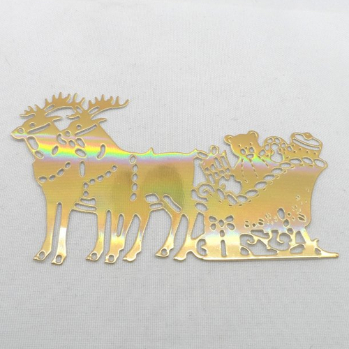 N°595 traîneau du père noël  avec deux rennes et cadeaux    en papier doré brillant a  découpage  fin