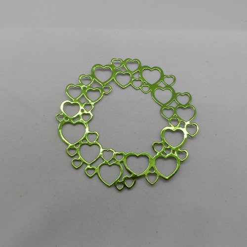 N°962 d'une couronne de cœur  en papier vert métallisé découpage fin