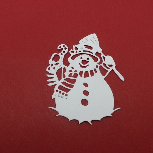 N°956 un bonhomme de neige  avec balai, écharpe, canne  en papier blanc