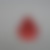 N°100 b une petite boule de noël en papier rouge métallisé   découpage fin