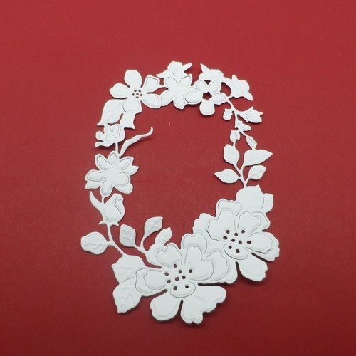 N°974 grande couronne ovale  de   fleurs,  feuilles en papier blanc  découpage fin et gaufrage