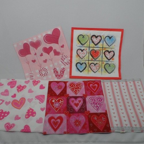 N°160 lot de 5 serviettes différentes en papier sur thème  cœurs 