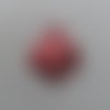 N°588 une jolie boule de noël en papier rouge métallisé   gaufrage et  découpage fin