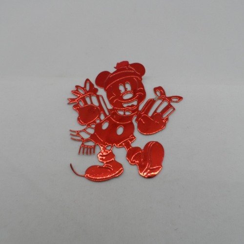 N°969 une   souris célèbre portant des cadeaux   en papier rouge métallisé  découpage fin