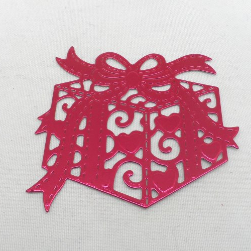 N°651  paquet cadeau romantique avec des cœurs  en papier rose  métallisé  découpage fin
