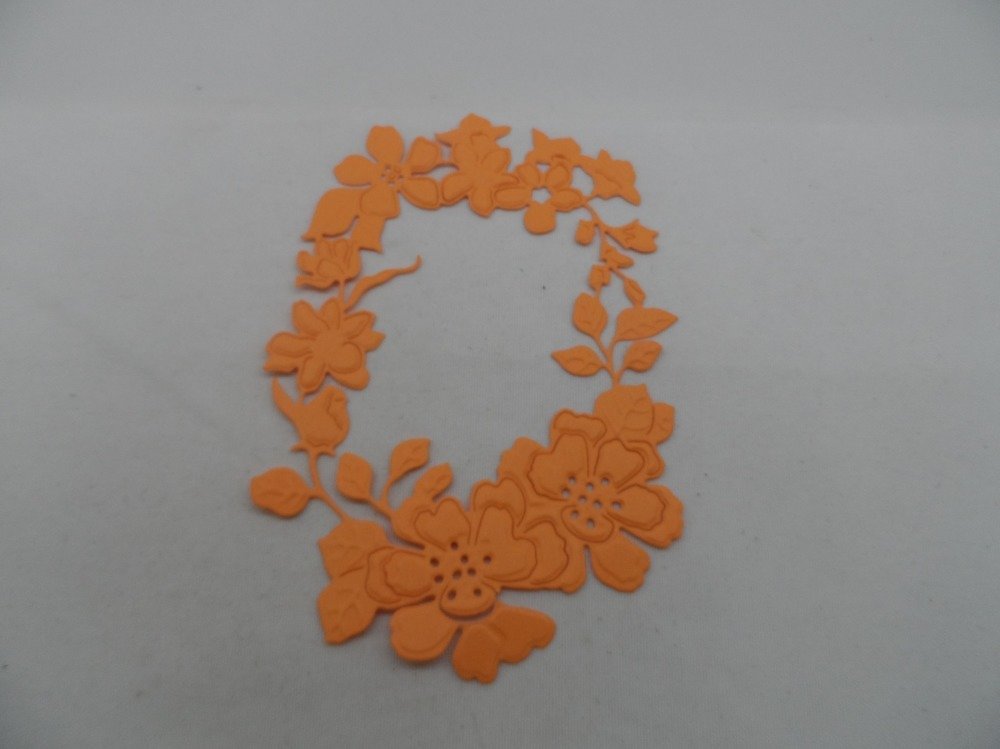 N°974 grande couronne ovale de fleurs, feuilles en papier orange découpage  fin et gaufrage - Un grand marché