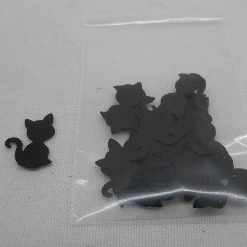 N°1011  lot de 25 petits chats  en papier mélange de noir  pour  embellissement